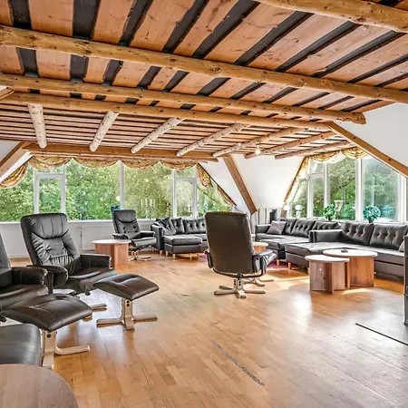 Hébergement de vacances 24 Person Pool House With Activity And 8 Bedrooms