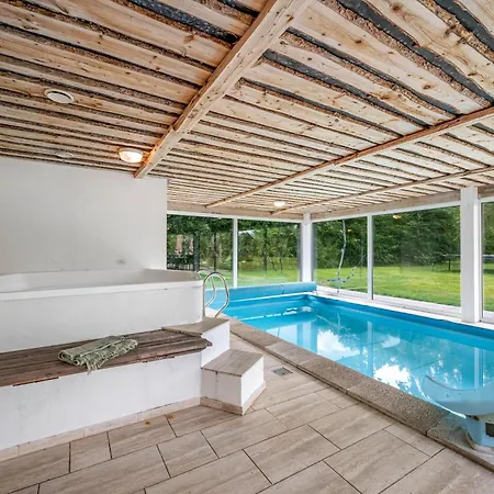 Hébergement de vacances 24 Person Pool House With Activity And 8 Bedrooms