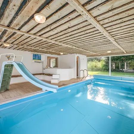24 Person Pool House With Activity And 8 Bedrooms