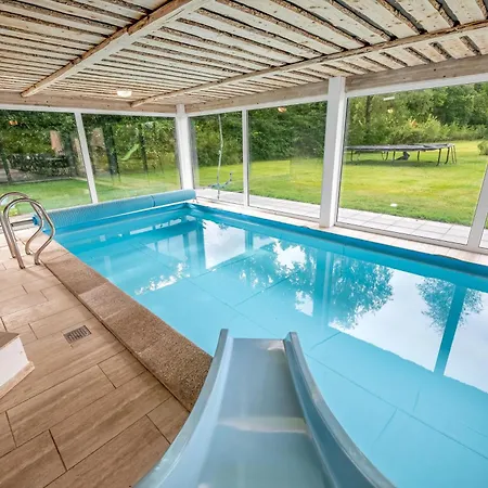 24 Person Pool House With Activity And 8 Bedrooms Hébergement de vacances *